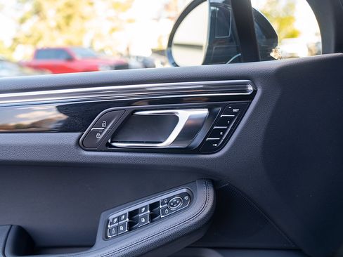 Used 2025 Porsche Macan image 16