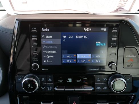 Used 2021 Toyota Highlander XLE image 22