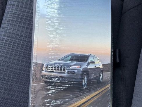 Used 2016 Jeep Cherokee Latitude w/ Safety/Convenience Group FWD image 23