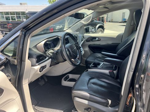Used 2018 Chrysler Pacifica Touring-L Plus w/ Tire & Wheel Group FWD image 5