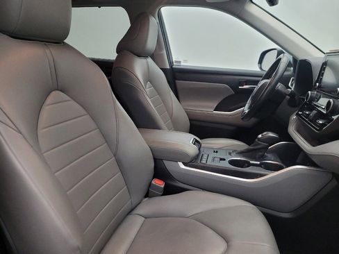 Used 2020 Toyota Highlander XLE AWD/4WD image 21