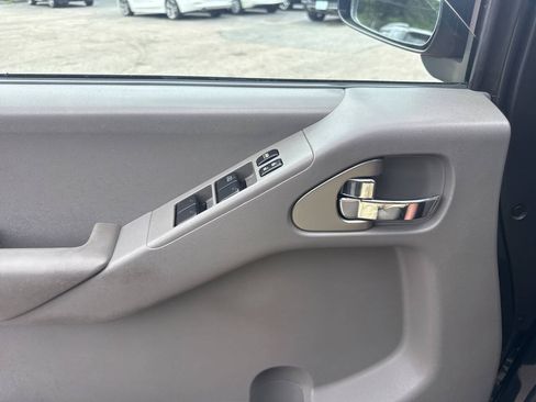 Used 2011 Nissan Frontier SV AWD/4WD image 23