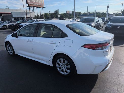 Used 2022 Toyota Corolla LE FWD image 3