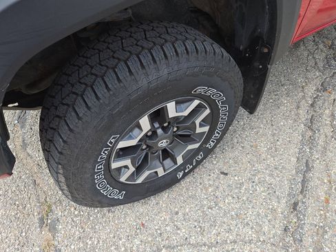 Used 2017 Toyota Tacoma SR5 AWD/4WD image 11