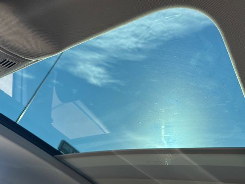 Used 2024 Volkswagen Tiguan SE w/ Panoramic Sunroof Package image 35