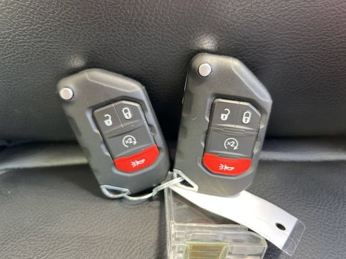 Used 2023 Jeep Gladiator Rubicon w/ LED Lighting Group AWD/4WD image 30