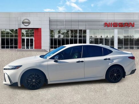 Used 2025 Toyota Camry SE image 7