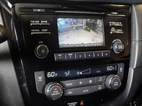 Used 2017 Nissan Rogue SV AWD/4WD image 23