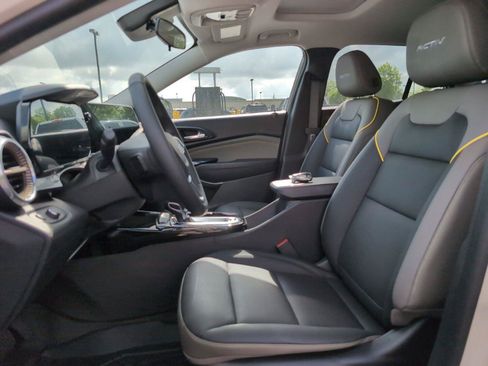 New 2026 Chevrolet Trax ACTIV w/ Sunroof Package FWD image 17