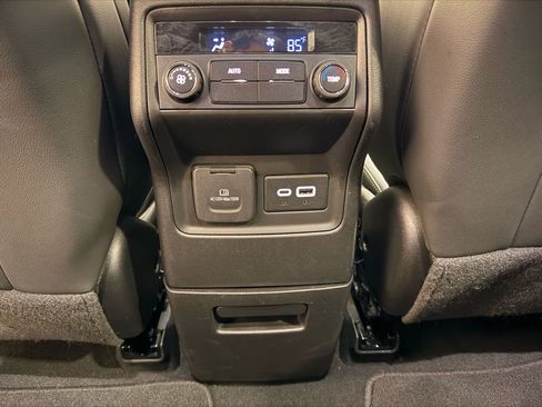 Used 2023 GMC Acadia SLT image 30