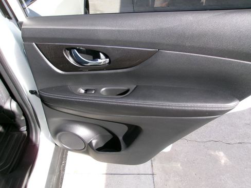 Used 2020 Nissan Rogue SV image 14