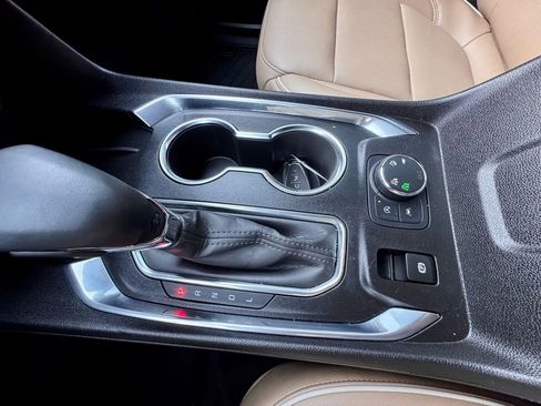 Used 2023 Chevrolet Traverse Premier image 12