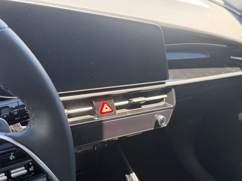 Certified 2024 Kia Niro Wave FWD image 8
