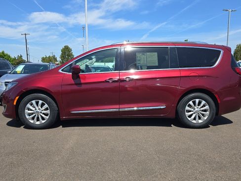Used 2018 Chrysler Pacifica Touring-L FWD image 7