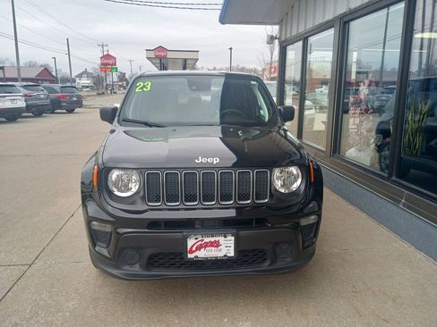 Used 2023 Jeep Renegade Latitude image 2