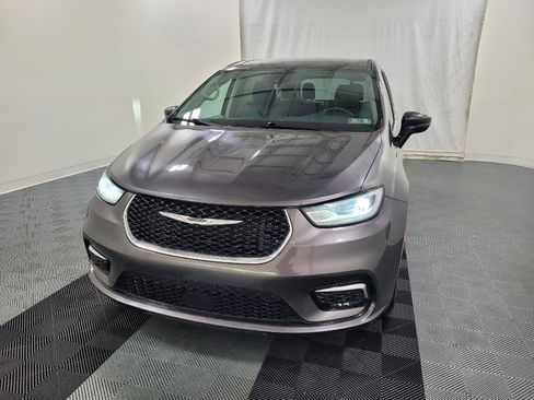 Used 2023 Chrysler Pacifica Touring-L FWD image 15