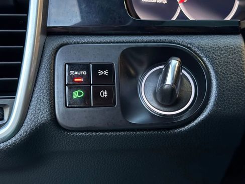 Used 2020 Porsche Cayenne S w/ Premium Package image 28