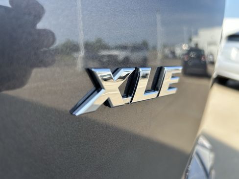 Used 2018 Toyota RAV4 XLE AWD/4WD image 9