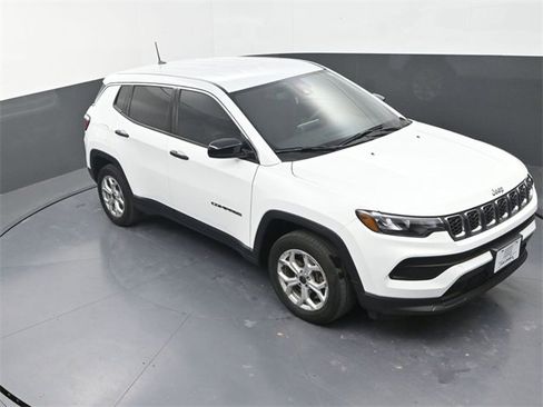 Used 2025 Jeep Compass Sport image 9