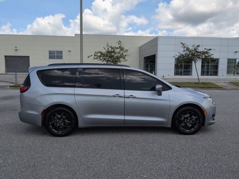 Used 2019 Chrysler Pacifica Touring-L w/ Premium Audio Group FWD image 4