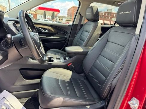 Used 2024 GMC Terrain Denali w/ Denali Premium Package AWD/4WD image 10