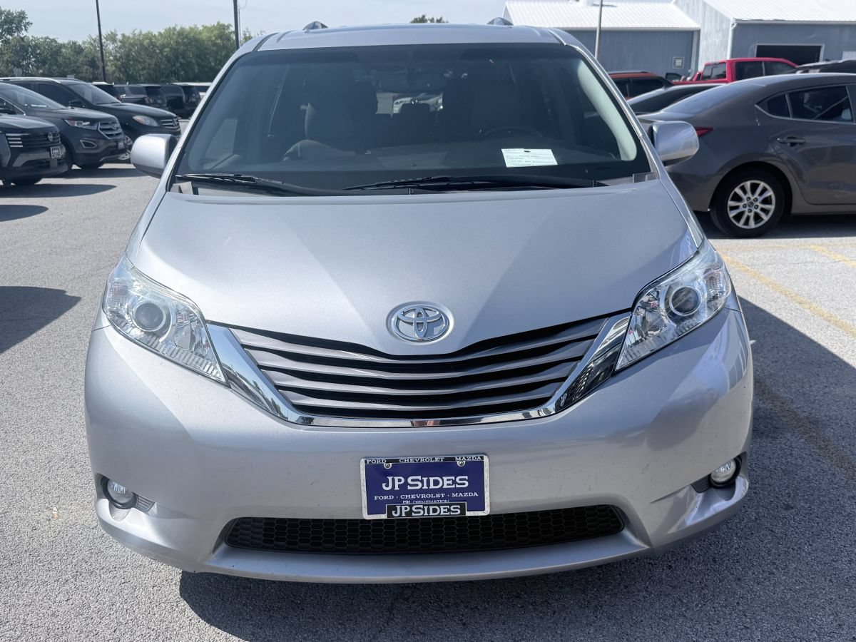 Used 2017 Toyota Sienna XLE w/ XLE Navigation Package FWD image 2