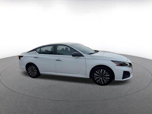 Used 2025 Nissan Altima 2.5 SV image 2