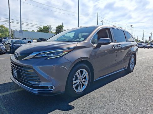 Used 2024 Toyota Sienna Platinum AWD/4WD image 3
