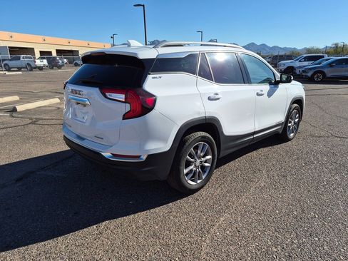 Used 2024 GMC Terrain SLT image 3