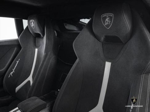 Used 2018 Lamborghini Huracan Performante AWD/4WD image 35