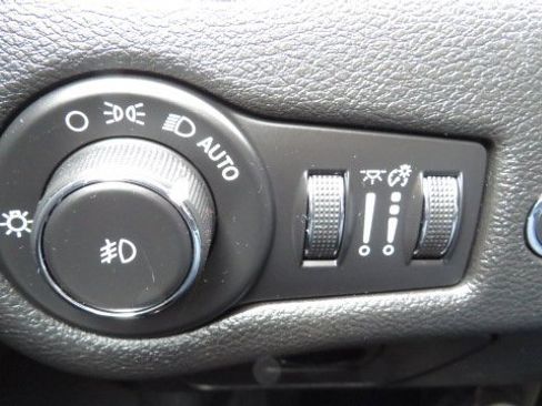 Used 2019 Jeep Cherokee Latitude Plus w/ Comfort/Convenience Group image 25