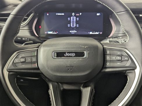 New 2025 Jeep Grand Cherokee Altitude image 18