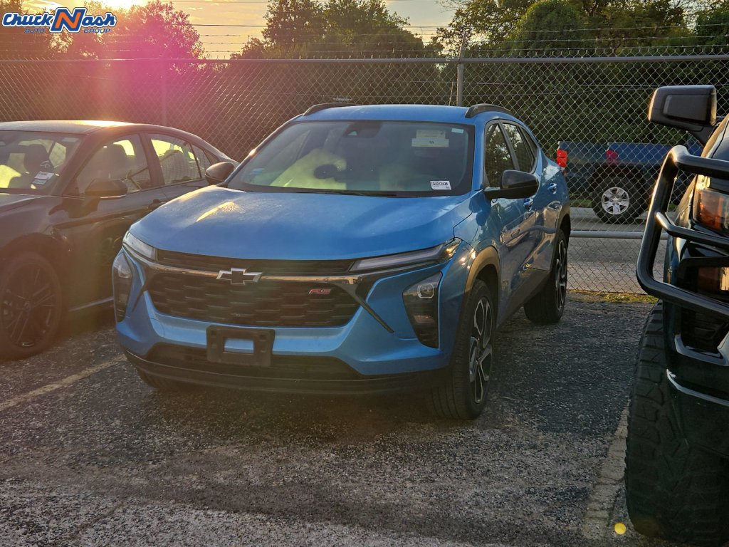 Used 2025 Chevrolet Trax RS w/ Driver Confidence Package FWD image 3