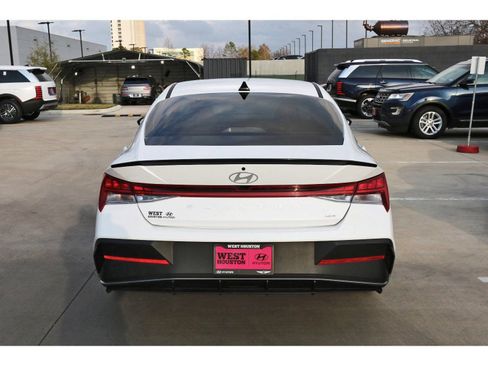 Certified 2025 Hyundai Elantra SEL FWD image 8