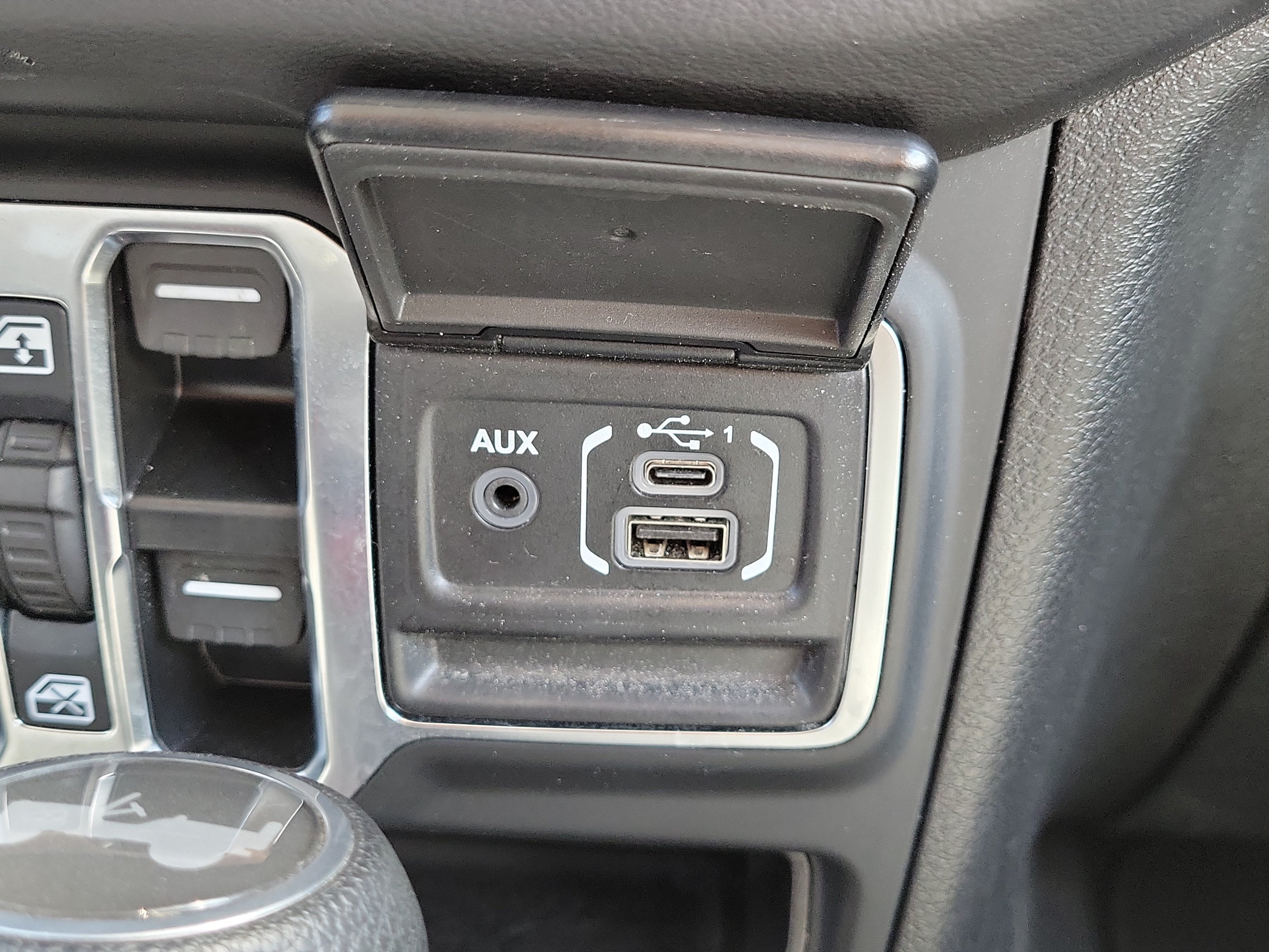 Used 2025 Jeep Wrangler Unlimited Sahara AWD/4WD image 30