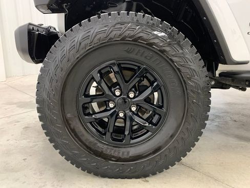 Used 2023 Jeep Gladiator Sport image 2