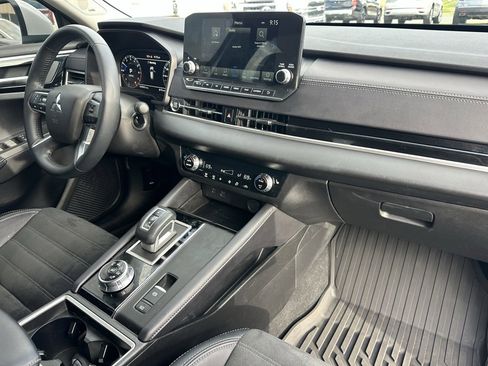 Used 2023 Mitsubishi Outlander SE image 14