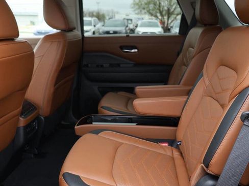 Used 2023 Nissan Pathfinder Platinum image 18