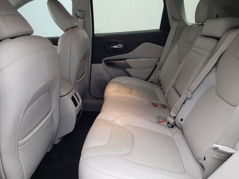 Used 2019 Jeep Cherokee Limited FWD image 18