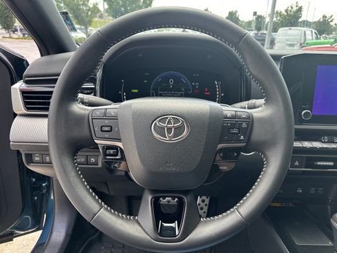 Used 2025 Toyota Camry SE FWD image 17