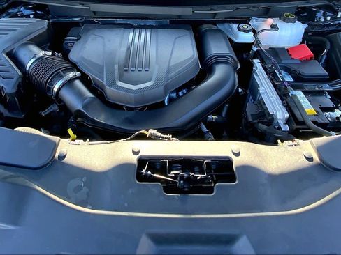 Used 2025 Chevrolet Traverse LT image 30