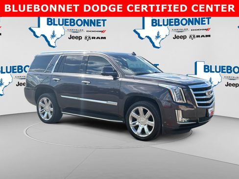 Used 2018 Cadillac Escalade Luxury RWD image 3
