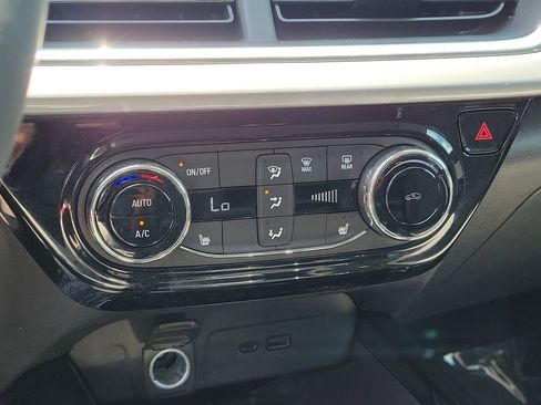 Used 2024 Chevrolet Trax LT w/ Sunroof Package FWD image 24
