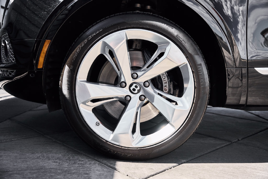 Used 2017 Bentley Bentayga AWD/4WD image 3