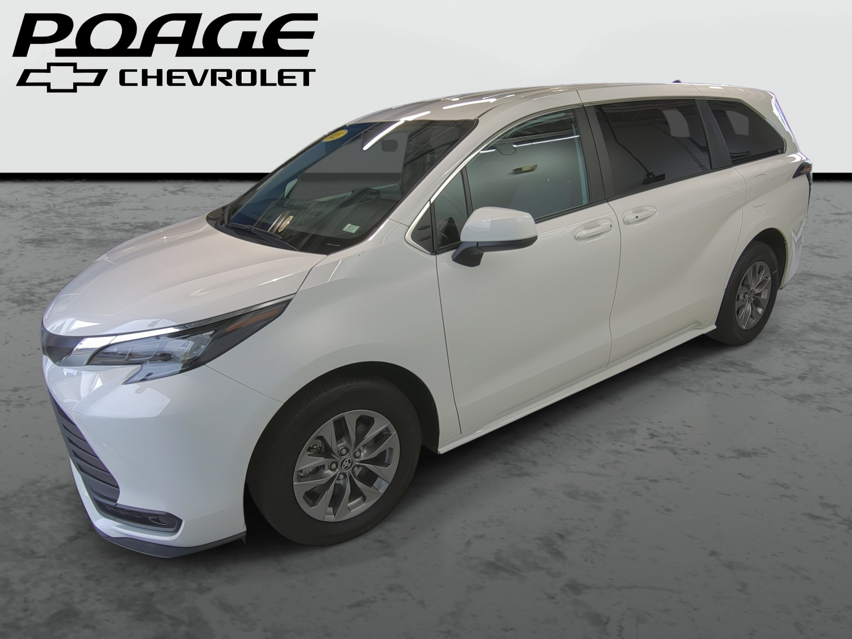 Used 2025 Toyota Sienna LE FWD image 1