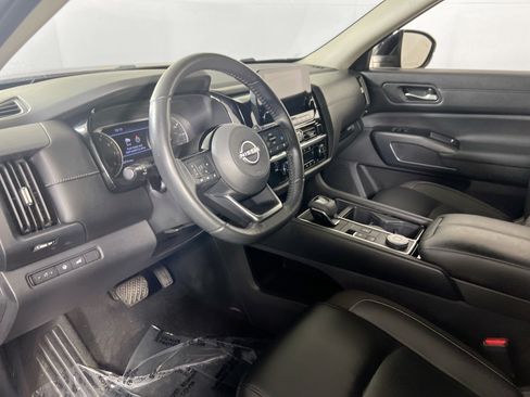 Used 2023 Nissan Pathfinder SL w/ Black Appearance Package AWD/4WD image 9