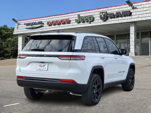 New 2025 Jeep Grand Cherokee Altitude image 5