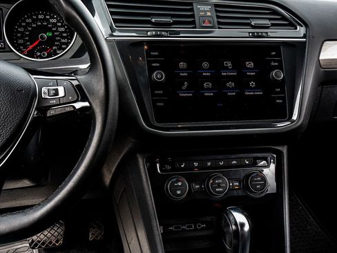 Used 2020 Volkswagen Tiguan SE image 29
