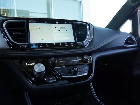 Used 2021 Chrysler Pacifica Limited w/ Uconnect Theater Family Group FWD image 18
