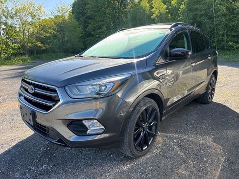 Used 2017 Ford Escape SE w/ SE Sport Appearance Package AWD/4WD image 1